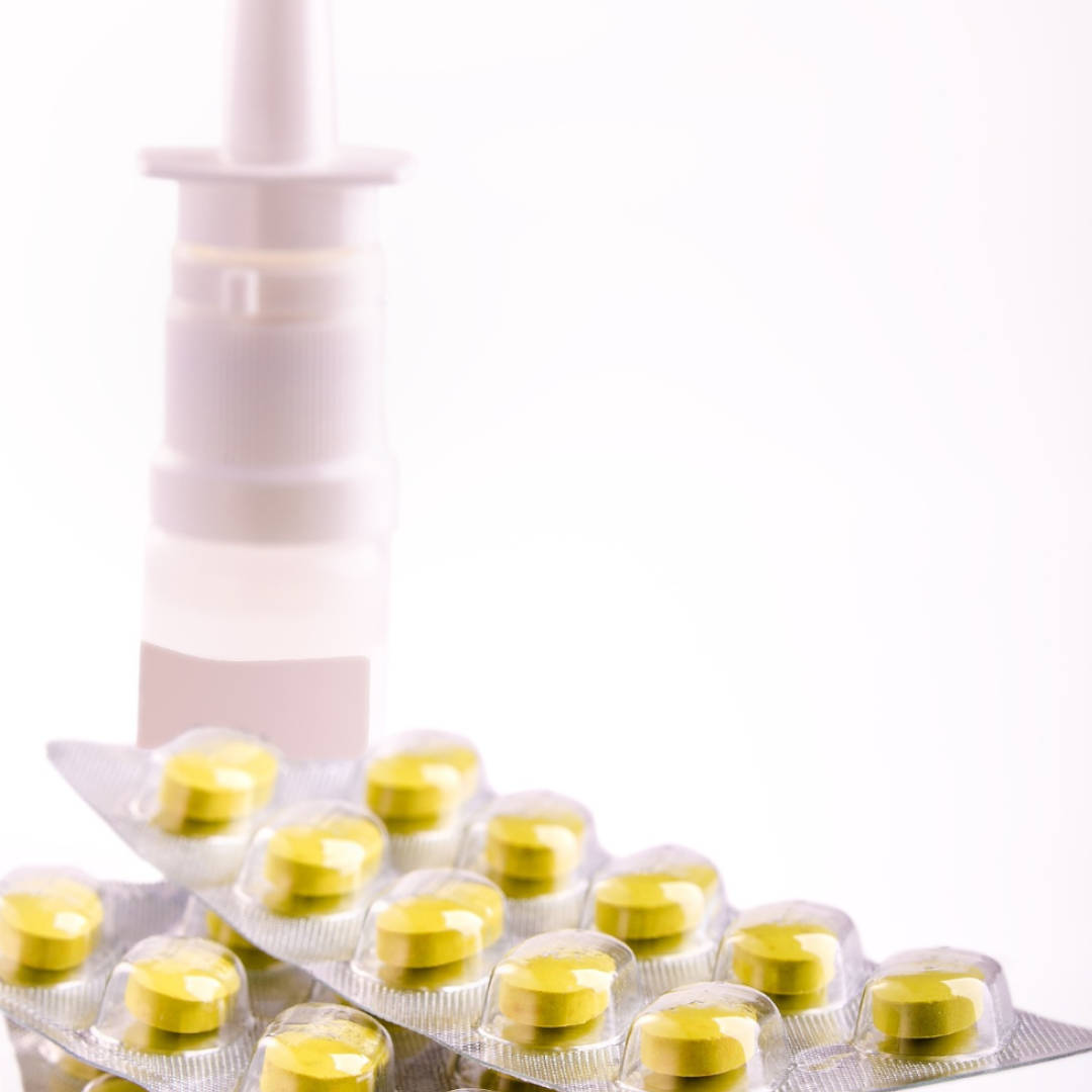 Symbolbild: Tabletten und ein Spray - https://pixabay.com/users/ds_30-1795490/