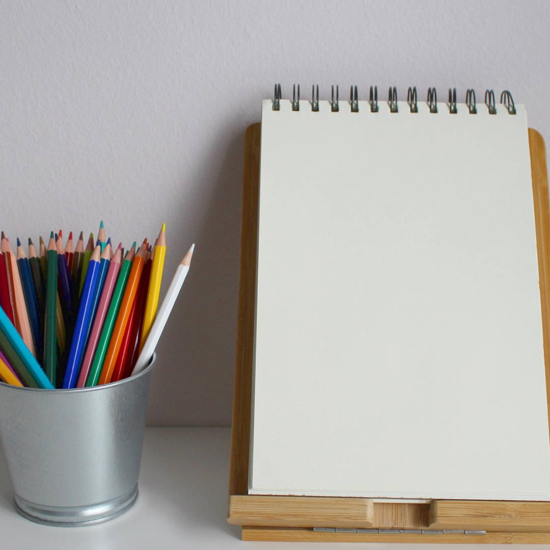 Symbolbild: Stifte und ein Notizblock - https://pixabay.com/users/monfocus-2516394/